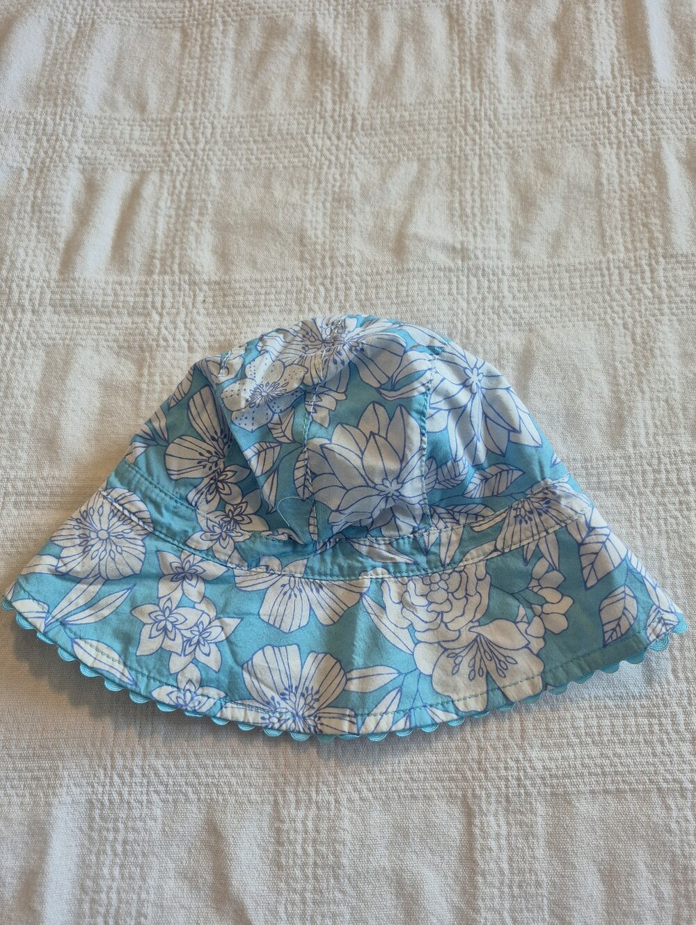 Gap girls 2-4 years hat, has pony hole in the back, light blue & white NEW